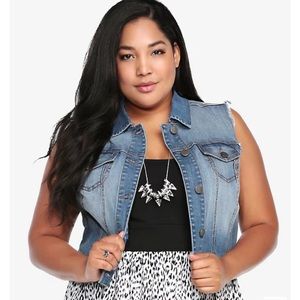 LIGHT WASHED CROPPED DENIM VEST